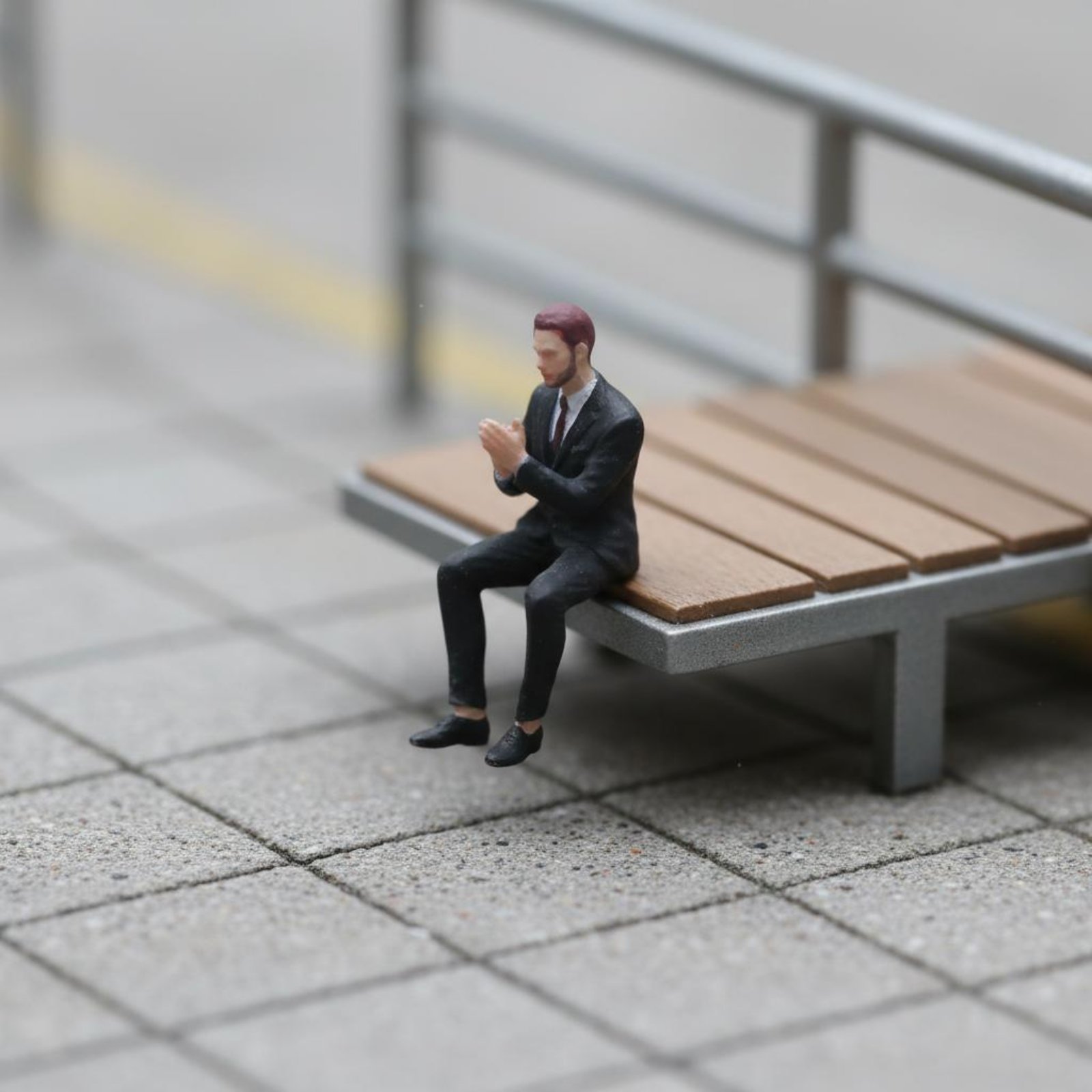 1:64 Scale Sitting Man Figure  - Men'S Suit Accessories avaliação e preço
